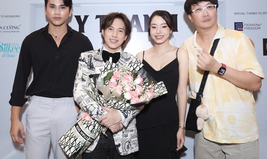 Ca sĩ Y Thanh (mặc vest) và các đồng nghiệp. Ảnh: Nghệ sĩ.