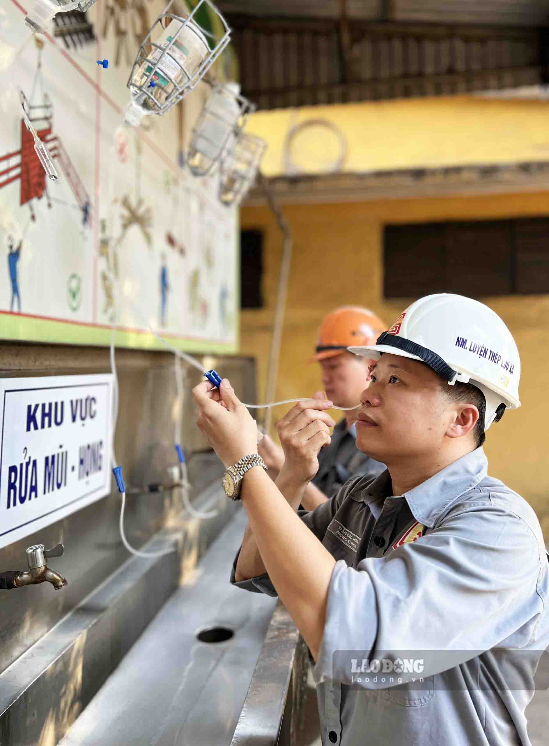 Luyen can thep la nganh cong nghiep nang tiem an benh nghe nghiep va cac yeu to mat an toan nen viec tuan thu cac quy dinh ATVSLD se giup bao ve suc khoe nguoi lao dong. Anh: Nguyen Tung.