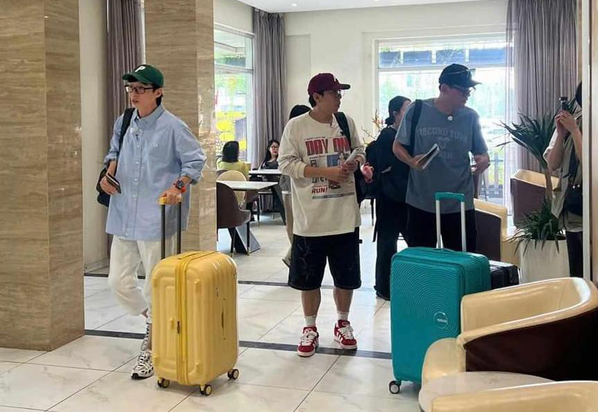  “MC quoc dan” Yoo Jae Suk va dan nghe si Running Man la Ji Suk Jin va Se Chan cung Hwang Jung Min duoc bat gap o Ha Noi. Anh: FC Running Man