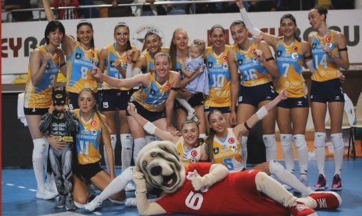 Câu lạc bộ Kuzeyboru của Thanh Thúy gặp Vakifbank tại giải bóng chuyền Thổ Nhĩ Kỳ 2024-2025. Ảnh: Kuzeyboru