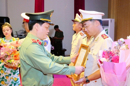 Director of Nghe An Provincial Police - Major General Bui Quang Thanh, presented the transfer and appointment decisions to the officers. Photo: Nghe An Provincial Police