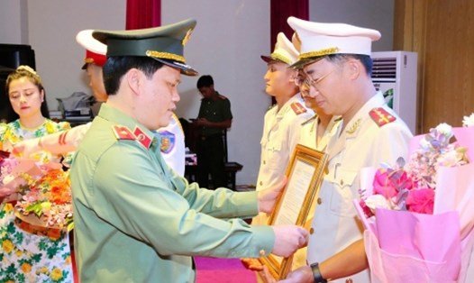 Giám đốc Công an tỉnh Nghệ An - Thiếu tướng Bùi Quang Thanh, trao quyết định điều động, bổ nhiệm với các sĩ quan. Ảnh: Công an tỉnh Nghệ An