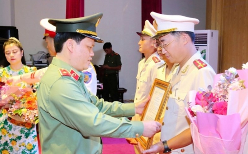 Director of Nghe An Provincial Police - Major General Bui Quang Thanh, presented the transfer and appointment decisions to the officers. Photo: Nghe An Provincial Police