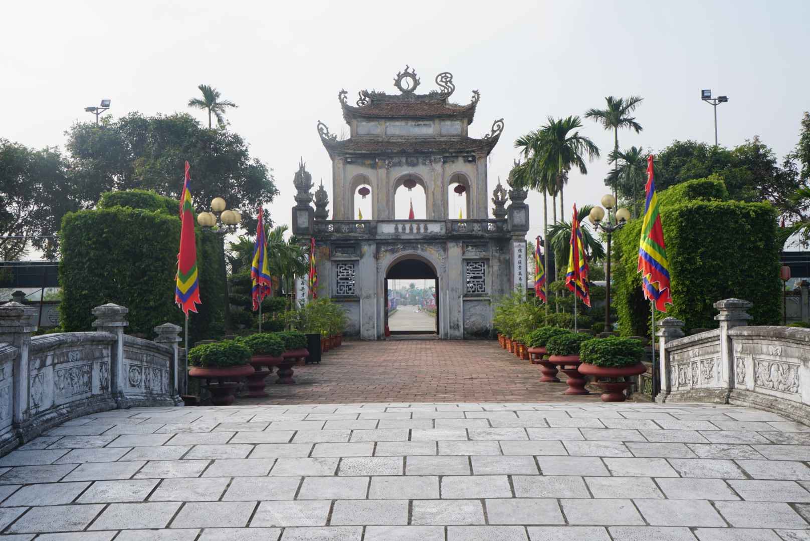 Van mieu Mao Dien (nam tai thon Mau Tai, xa Cam Dien, huyen Cam Giang, tinh Hai Duong) duoc coi la di tich lon thu hai trong he thong Van mieu Viet Nam,  la noi linh thieng tho Khong Tu va cac bac hien nhan cua quoc gia