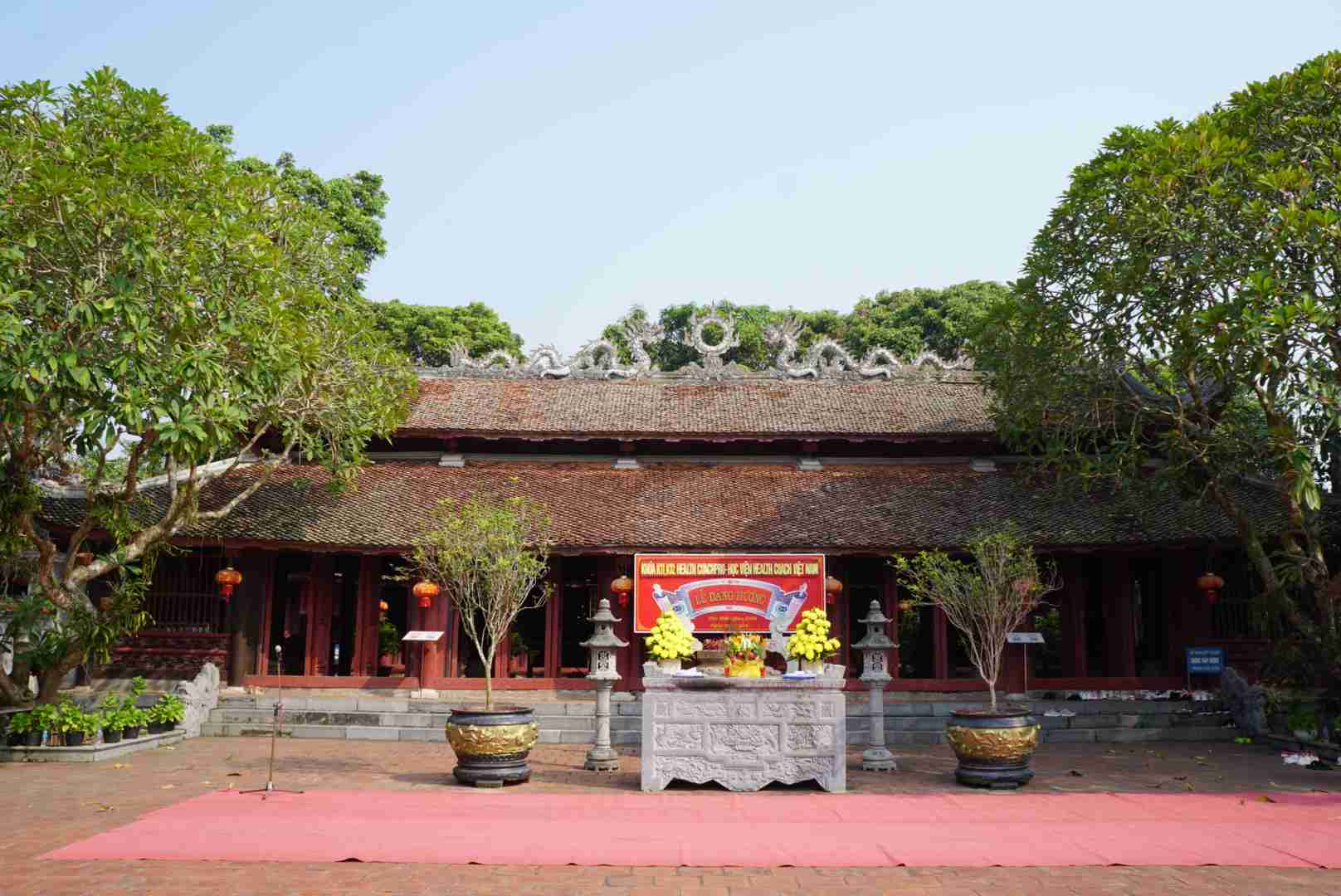 Hang nam, Van mieu Mao Dien don hang nghin khach den thap huong, tim lai nhung dau an cua su hoc, truyen thong khoa bang va noi guong cac bac tien nhan neo vao su hoc de thanh nguoi co duc, co tai. 