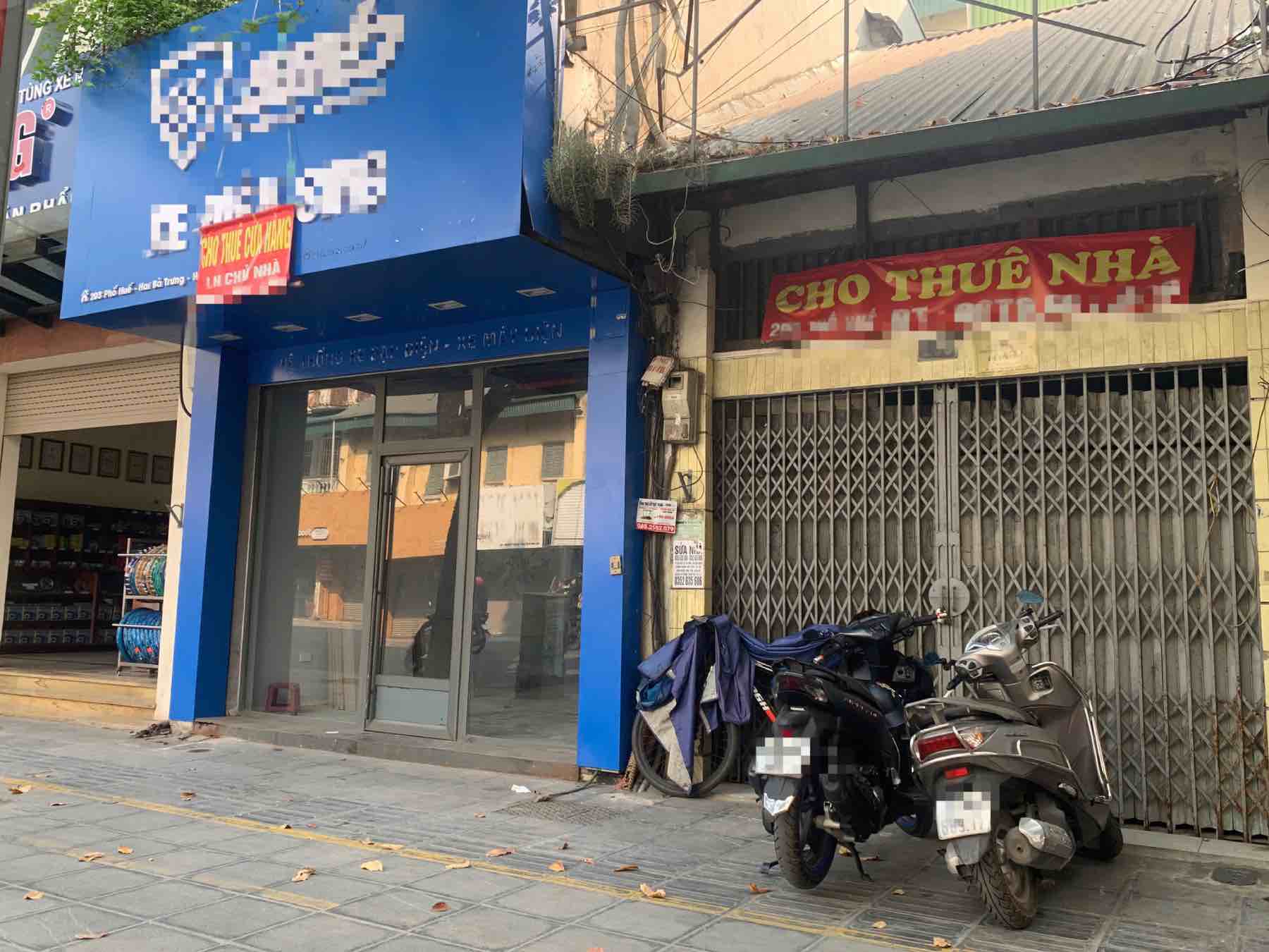 Many premises on Hue Street (Hai Ba Trung District, Hanoi) are in a state of "closed doors" waiting for tenants. Photo: Nhat Minh