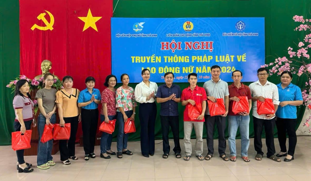 Ban tổ chức trao quà cho người lao động tham gia các hoạt động truyền thông pháp luật về lao động nữ. Ảnh: LĐLĐ tỉnh Trà Vinh
