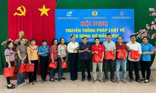 Ban tổ chức trao quà cho người lao động tham gia các hoạt động truyền thông pháp luật về lao động nữ. Ảnh: LĐLĐ tỉnh Trà Vinh