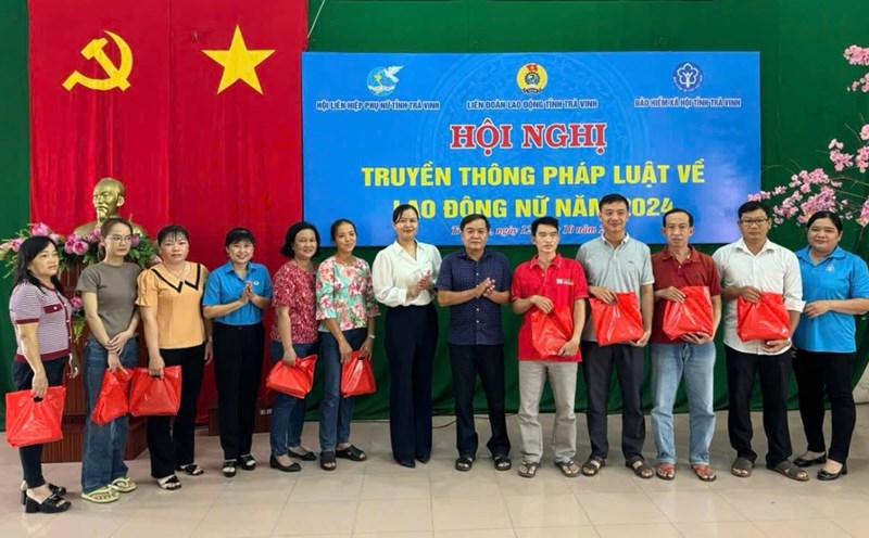 The organizers presented gifts to workers participating in legal communication activities on female workers. Photo: Tra Vinh Provincial Federation of Labor