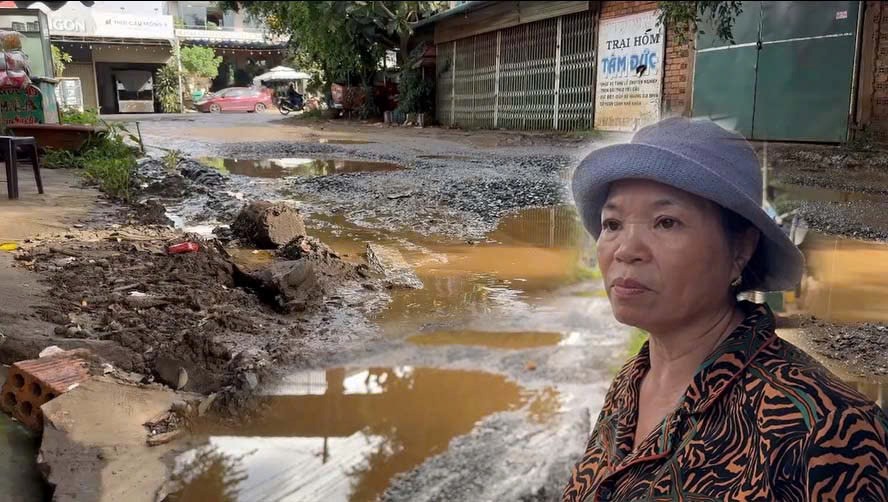 The road surface in Ko H'Neh village (Cuor Dang commune, Cu M'Gar district) has seriously degraded. Photo: Bao Trung