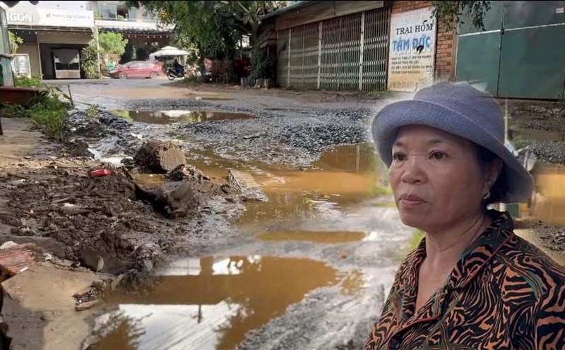 The road surface in Ko H'Neh village (Cuor Dang commune, Cu M'Gar district) has seriously degraded. Photo: Bao Trung