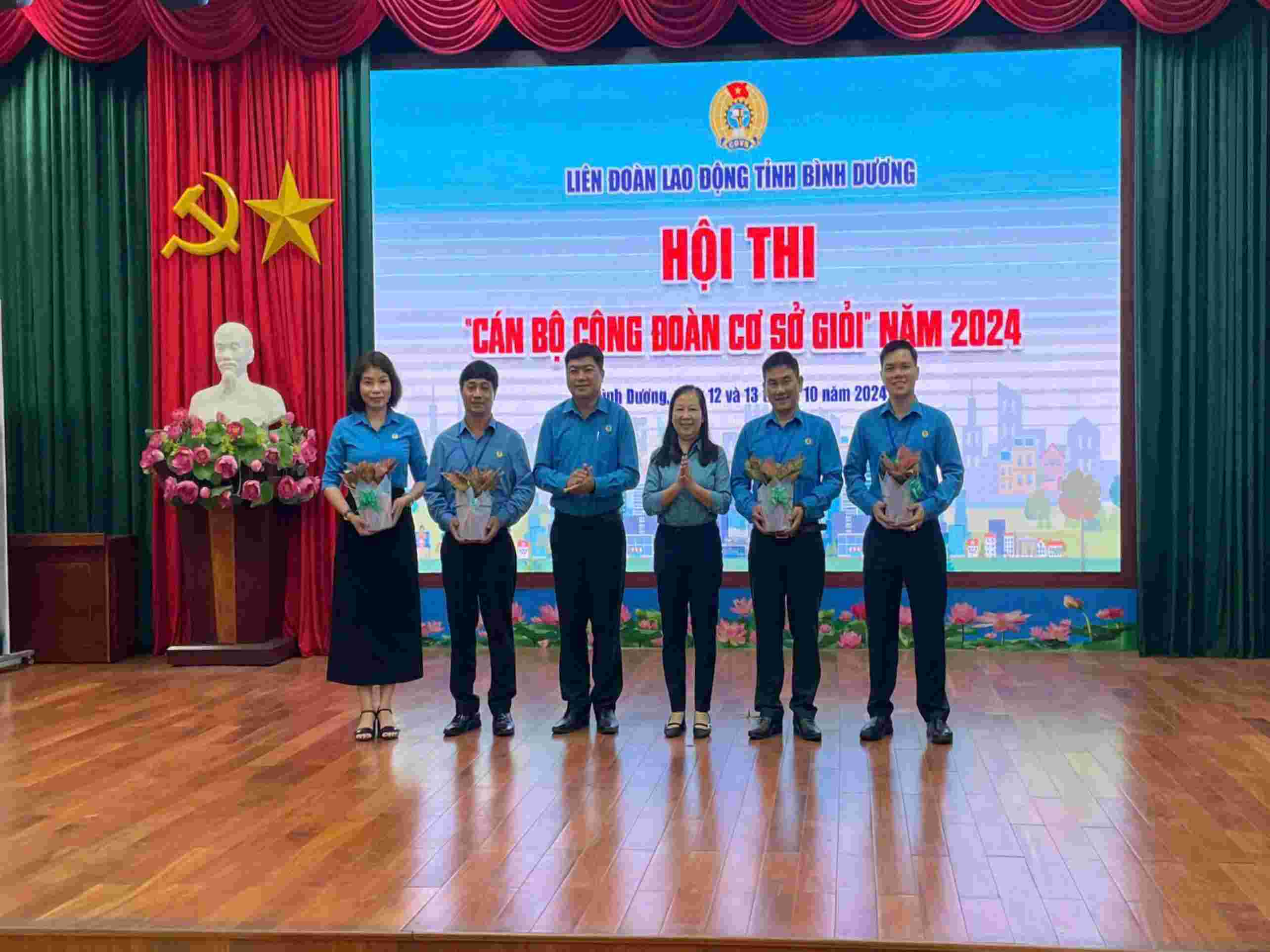 Ban to chuc tang hoa cac thanh vien giam khao cua hoi thi. Anh: Dinh Trong