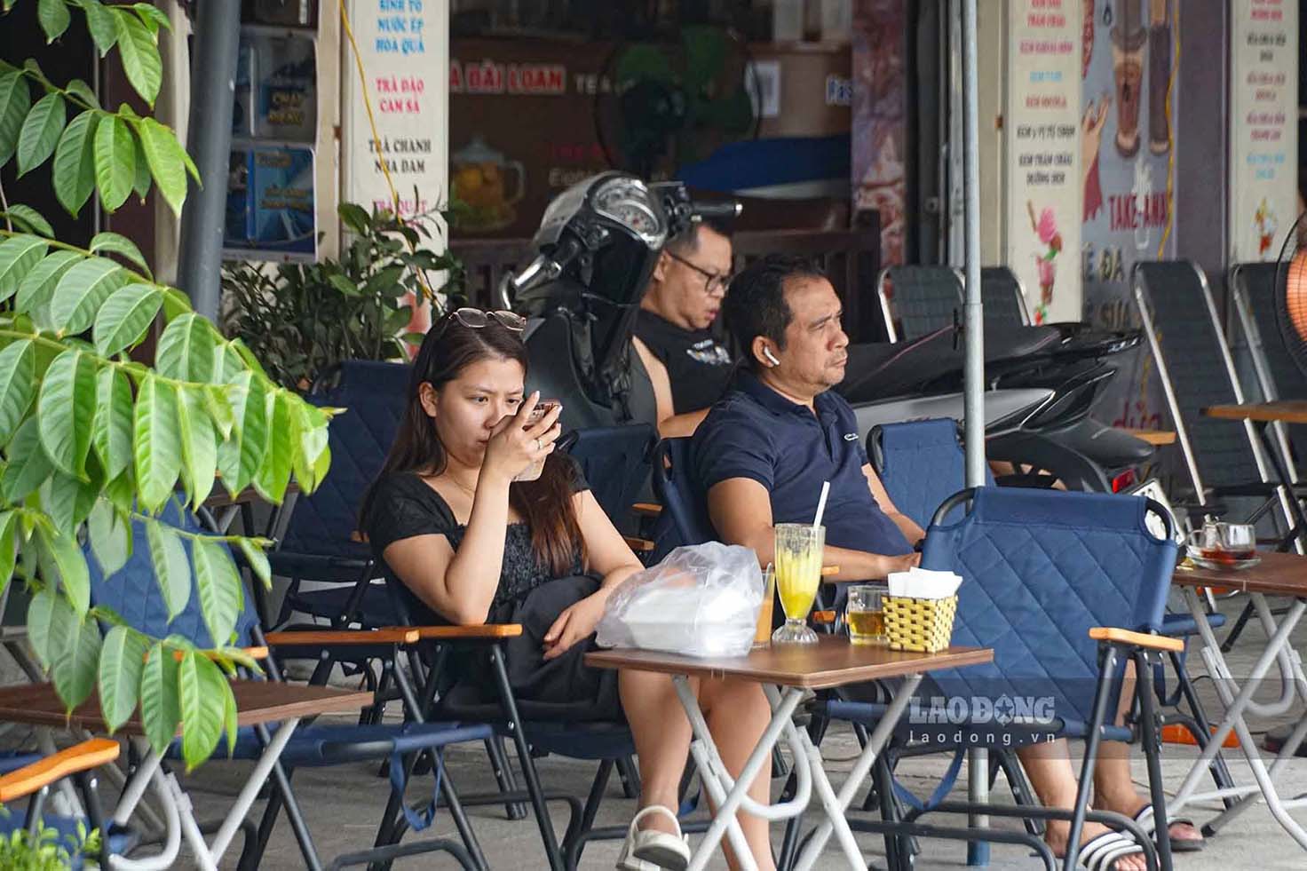 Theo chia se cua mot chu quan ca phe tai pho di bo ho Ngoc Khanh, trong thoi gian pho di bo thi diem hoat dong, so luong khach chi dem tren dau ngon tay. Nguyen nhan la boi khu vuc nay chua co nhieu cac hoat dong vui choi giai tri nen chua thu hut duoc nhieu du khach.