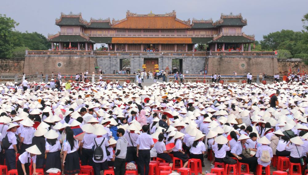 Hue students rehearse to cheer for climber Vo Quang Phu Duc before the 2024 Olympia final.