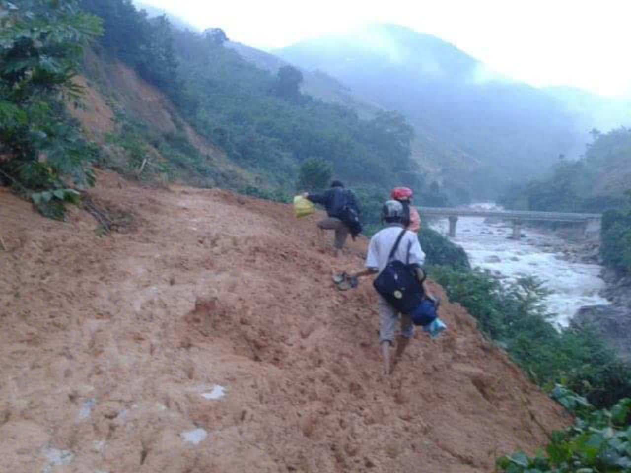 Son Lien la xa vung cao o Quang Ngai, thuong xuyen xay ra sat lo tren cac tuyen duong vao mua mua, khien viec di lai gap rat nhieu kho khan, nguy hiem. Buc anh ghi lai canh thay Duy cung cac dong nghiep loi bo den xa Son Lien day hoc. Anh: Ngoc Duy