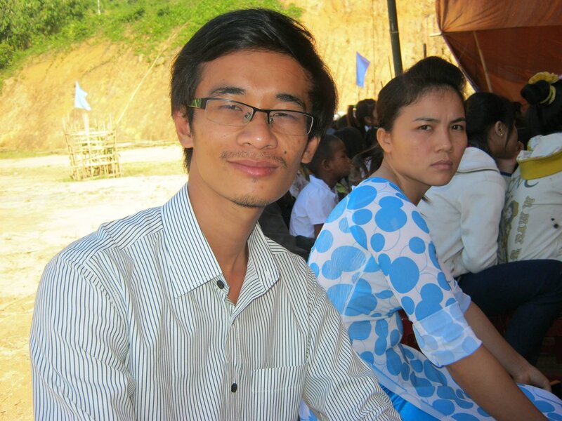 Hundreds of students in Son Lien commune, Son Tay district, Quang Ngai province burst into tears when teacher Nguyen Ngoc Duy transferred schools. Photo: Ngoc Duy