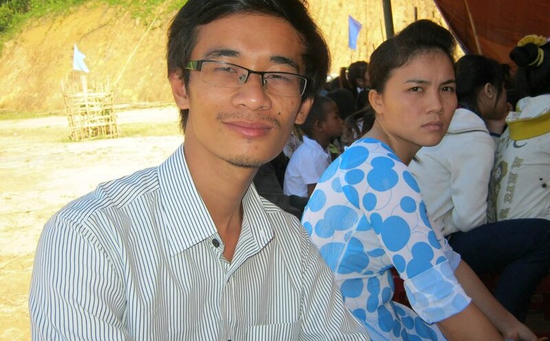 Hundreds of students in Son Lien commune, Son Tay district, Quang Ngai province burst into tears when teacher Nguyen Ngoc Duy transferred schools. Photo: Ngoc Duy