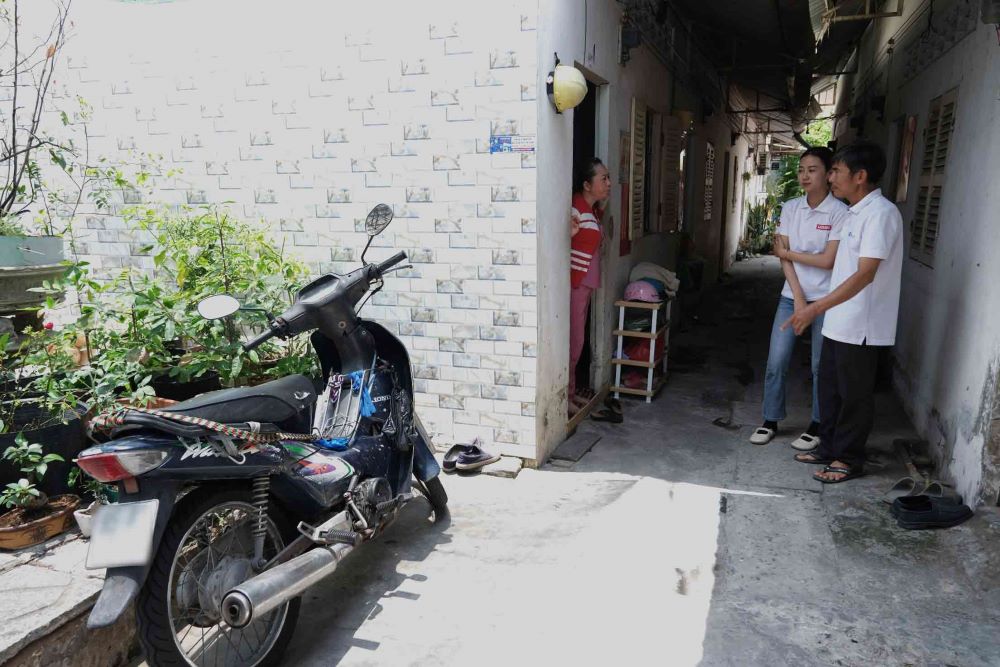 Cuong and his wife talk with Lao Dong Newspaper reporters. Photo: Phong Linh