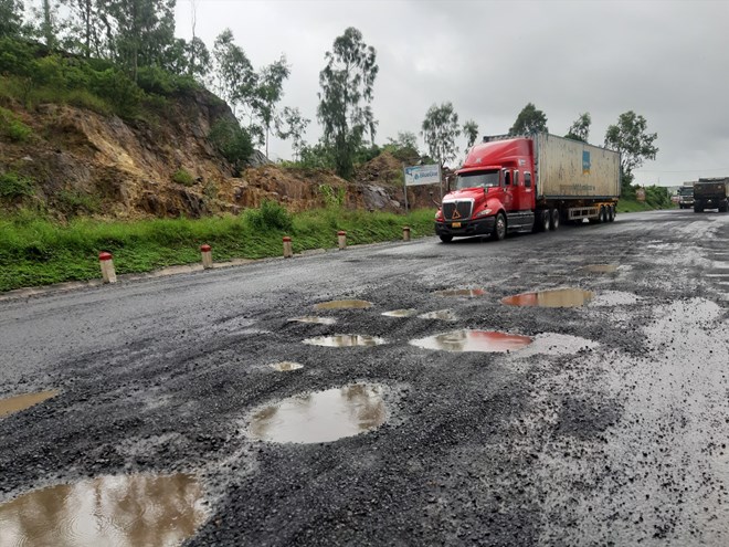 The national highway through Phu Yen used to have many potholes. Illustration photo: Hoai Luan