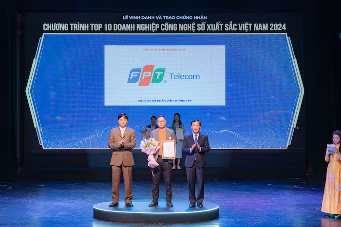 FPT SmartHome va FPT Camera nhan giai tai giai thuong Top 10 doanh nghiep cong nghe so xuat sac tai Viet Nam. Anh: FPT Telecom 