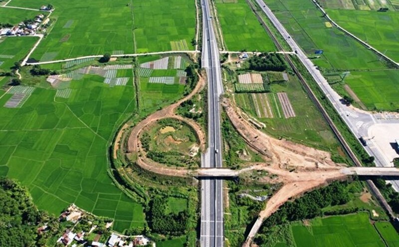 Dung Quat - Tri Binh intersection with the highway is bumpy and unfinished. Photo: Vien Nguyen