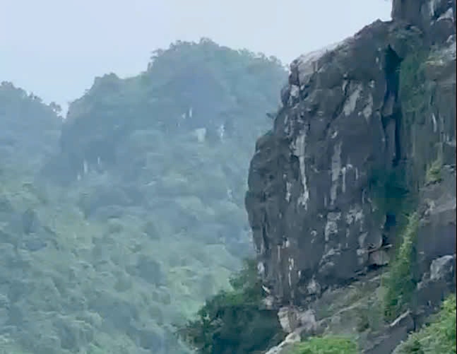 Image of a cracked rock, at high risk of landslide in Phong Nha town. Photo: Cut from clip.