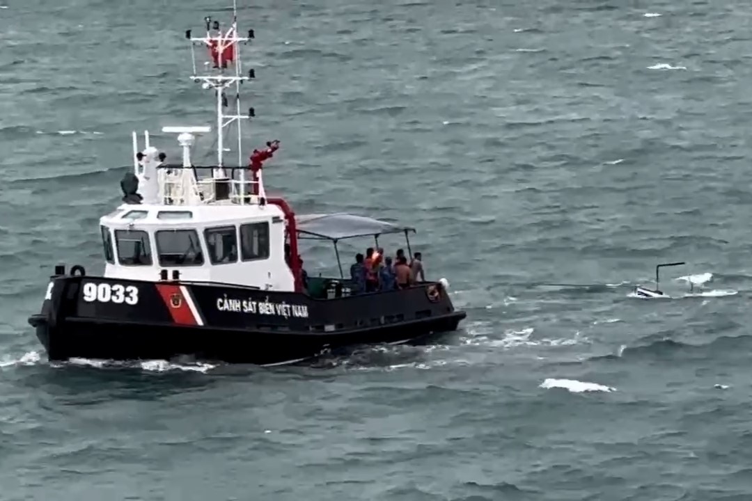 Coast Guard ship 9033 took 3 people and towed the fishing boat back to shore. Photo: Coast Guard Region 3.