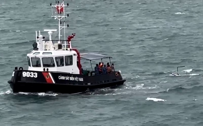 Coast Guard ship 9033 took 3 people and towed the fishing boat back to shore. Photo: Coast Guard Region 3.
