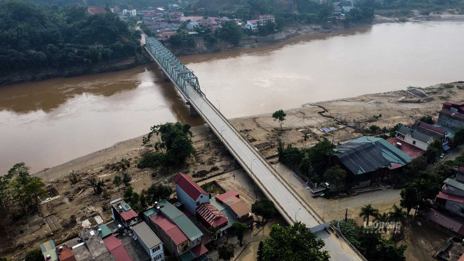 Ngày 12.10, sau 10 ngày cấm lưu thông, hiện trên cầu Yên Bái có sự xuất hiện của công nhân ra vào công trình để kiểm tra, tu sửa. Ảnh: Trần Bùi