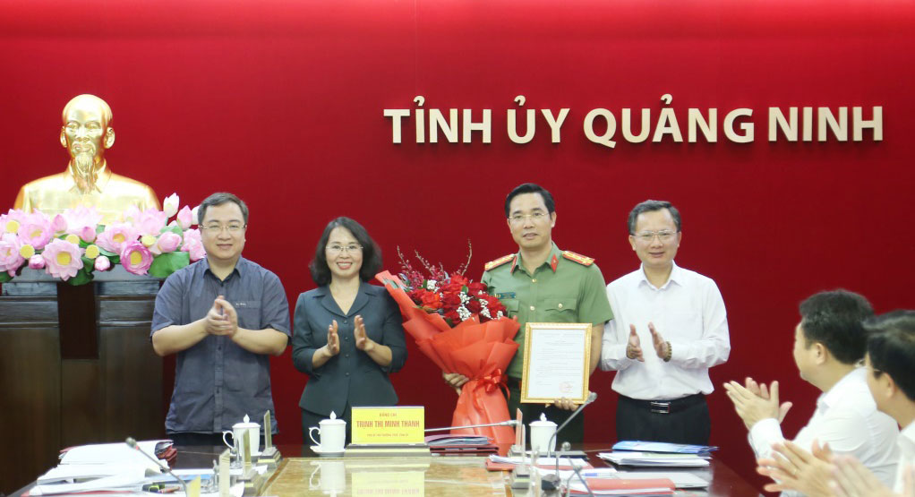 The Standing Committee of Quang Ninh Provincial Party Committee presented flowers to congratulate Colonel Tran Van Phuc - Director of Quang Ninh Provincial Police. Photo: Thu Chung