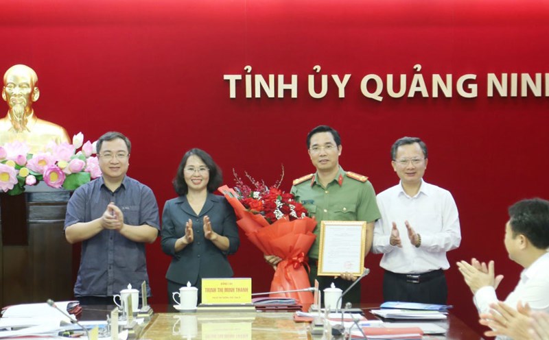 Thường trực Tỉnh ủy Quảng Ninh tặng hoa chúc mừng Đại tá Trần Văn Phúc - Giám đốc Công an tỉnh Quảng Ninh. Ảnh: Thu Chung