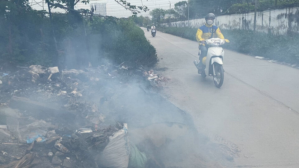 Nạn đốt rác gây ô nhiễm không khí, tăng nguy cơ mắc bệnh. Ảnh: Cao Thơm 