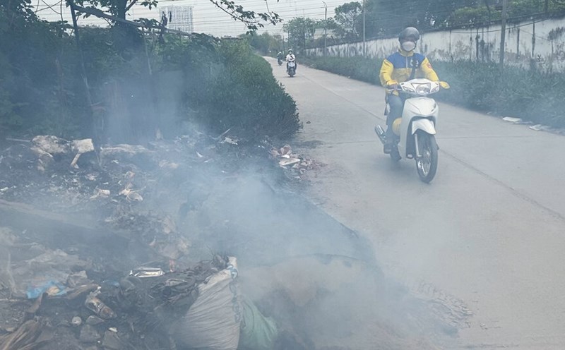 Burning garbage causes air pollution and increases the risk of disease. Photo: Cao Thom