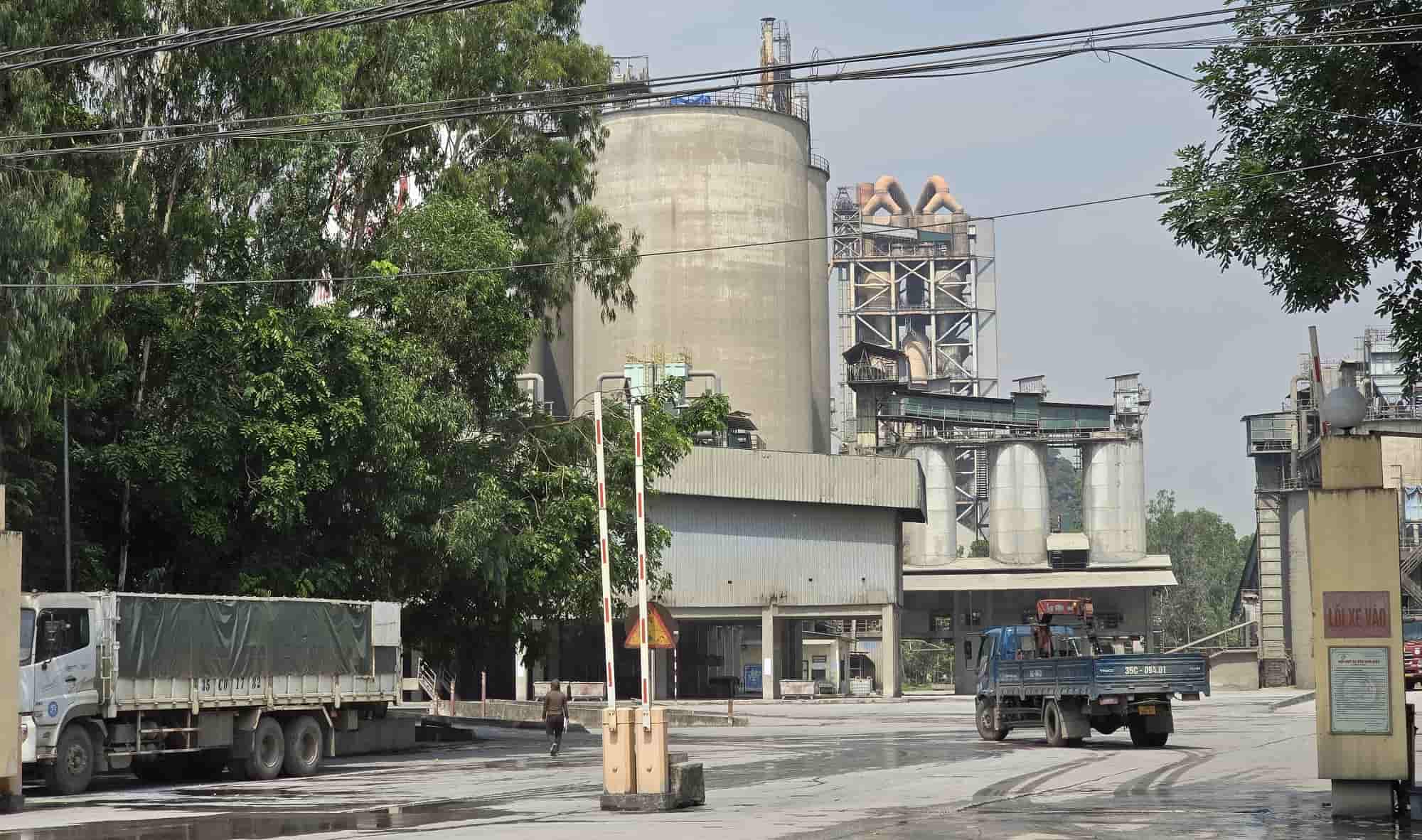 The People's Committee of Ninh Binh province has just decided to convert 38.17 hectares of forest to other purposes to exploit limestone as raw material for Duyen Ha cement production. Photo: Nguyen Truong