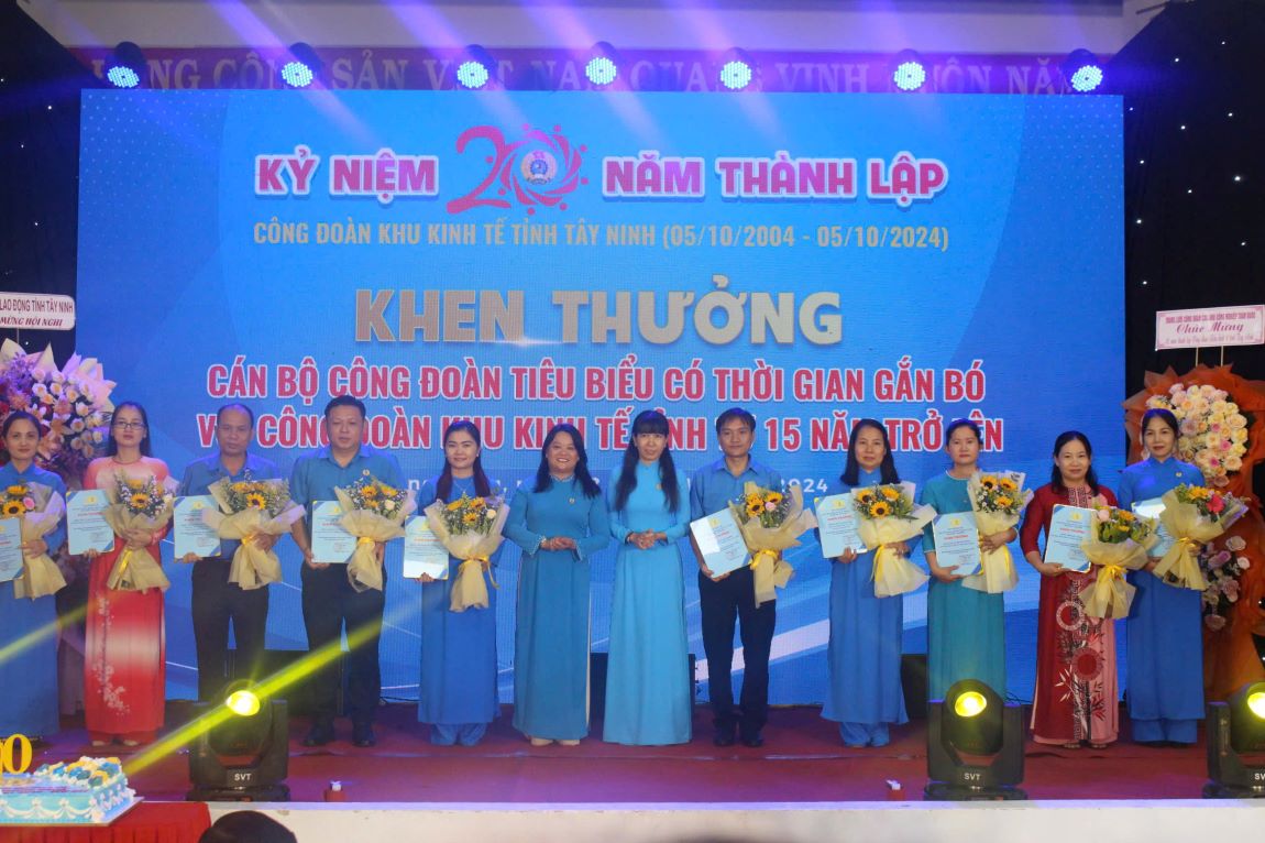 Cong doan Khu kinh te tinh Tay Ninh khen thuong 20 can bo cong doan tieu bieu gan bo hon 15 nam voi cong doan. Anh: Trong Khanh