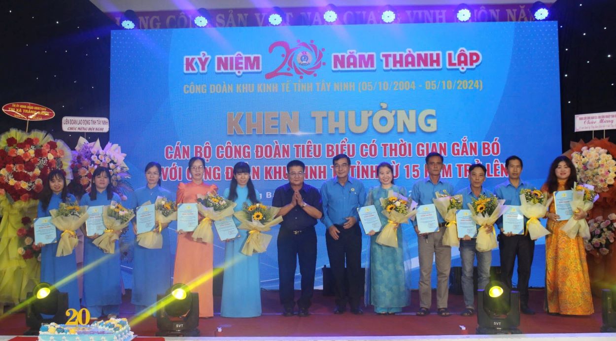Tay Ninh Economic Zone Trade Union awarded 20 outstanding trade union officials with 15 years or more of service. Photo: Trong Khanh