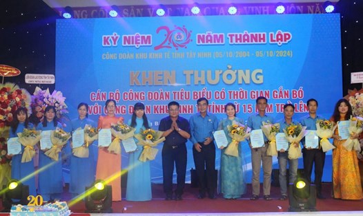 Công đoàn Khu kinh tế Tây Ninh khen thưởng 20 cán bộ công đoàn tiêu biểu có thời gian gắn bó từ 15 năm trở lên. Ảnh: Trọng Khánh
