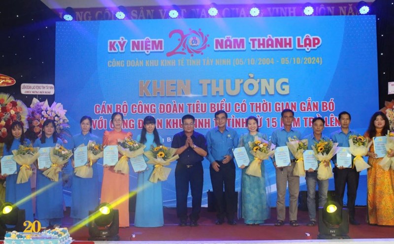 Tay Ninh Economic Zone Trade Union awarded 20 outstanding trade union officials with 15 years or more of service. Photo: Trong Khanh