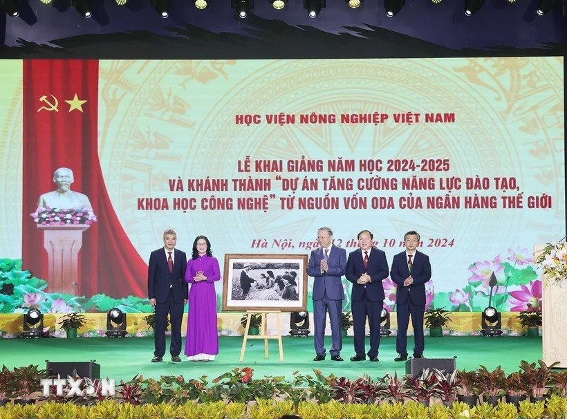 General Secretary and President To Lam presents a photo of Uncle Ho to the Vietnam Academy of Agriculture. Photo: Tri Dung/VNA
