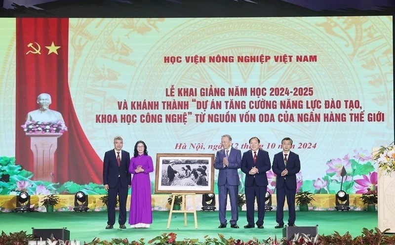 General Secretary and President To Lam presents a photo of Uncle Ho to the Vietnam Academy of Agriculture. Photo: Tri Dung/VNA