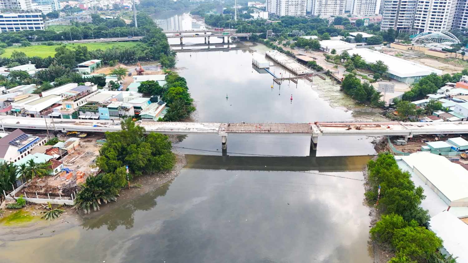 Cầu Rạch Đỉa đã hợp long, nối liền hai bờ.  Ảnh: Minh Quân