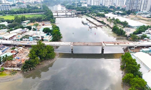 Cầu Rạch Đỉa đã hợp long, nối liền hai bờ.  Ảnh: Minh Quân