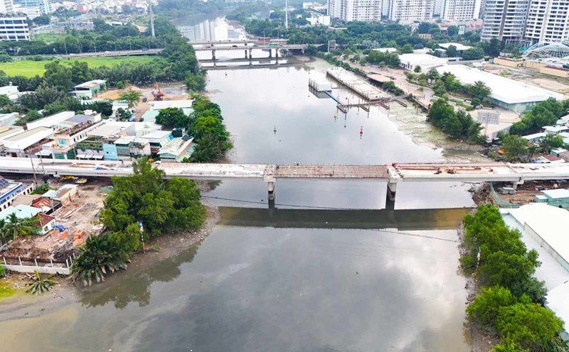 Rach Dia Bridge has been closed, connecting the two banks. Photo: Minh Quan