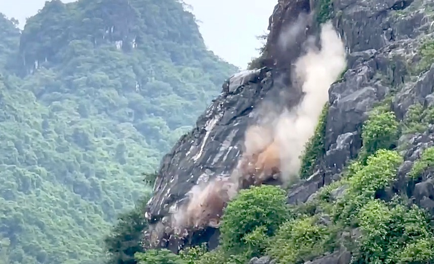 300-ton rock with 100m long crack was safely destroyed. Photo: Cut from clip.