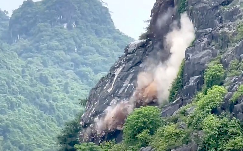 300-ton rock with 100m long crack was safely destroyed. Photo: Cut from clip.