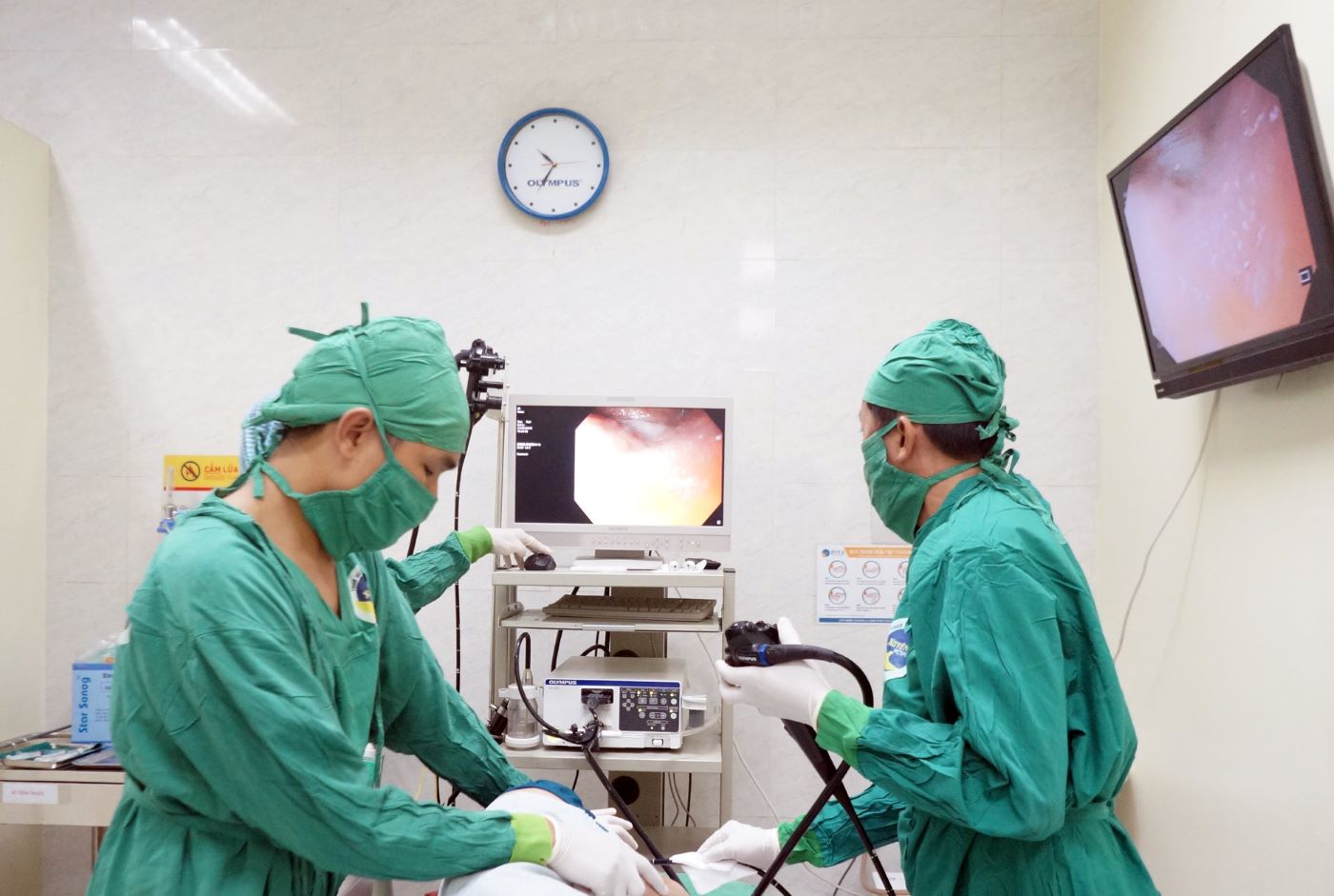 Many emergency cases due to swallowing bamboo toothpicks. Photo: Provided by the hospital