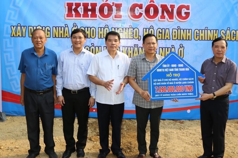 Mr. Lai The Nguyen - Standing Deputy Secretary of Thanh Hoa Provincial Party Committee (right) presented house building support to poor households and policy families in Lang Chanh district. Photo: Quoc Huong