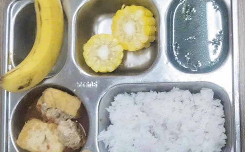 Lunch for third graders at Albert Einstein High School in Ha Tinh, which a parent posted on social media complaining about "lack of nutrition". Photo: Facebook.