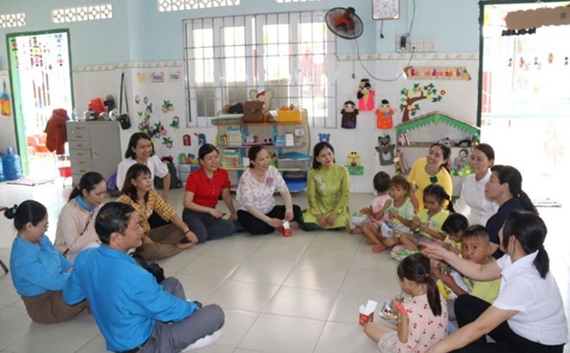 Preschool teachers are happy with the proposal to retire 5 years early. Photo: Phuong Linh