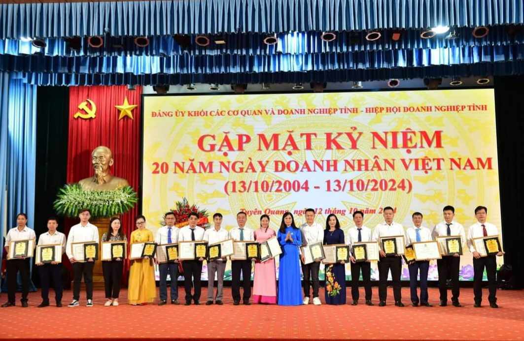 Enterprises were awarded certificates of merit. Photo: Tuyen Quang Trade Union